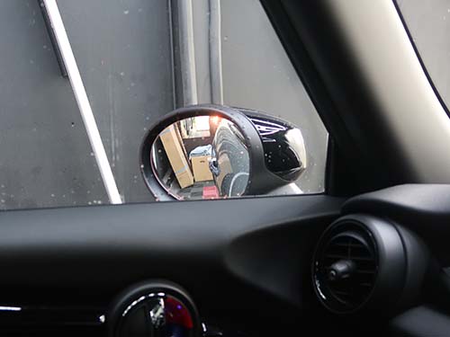 後退時の助手席ドアミラー下降角度変更（浅め）