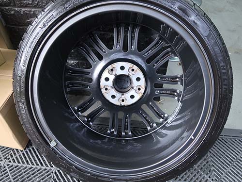 専用ホイールクリーナーを使用して裏側まで徹底洗浄