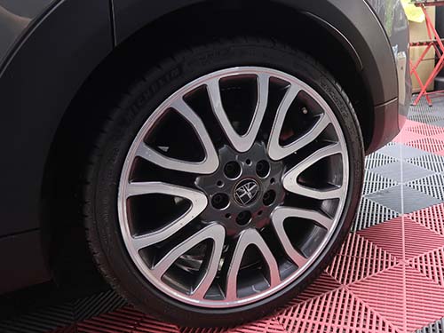 アルミホイールの裏側まで徹底洗浄