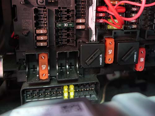 40Aの大型ヒューズが本来とは異なる位置に差し込まれている
