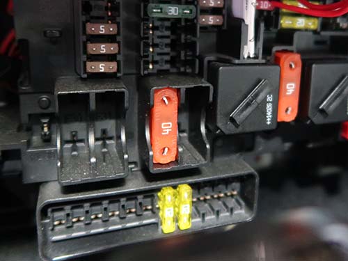 40Aヒューズを正しい位置に戻す