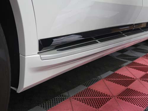 アルミニウムとブラックラバーの組み合わせはX7の堂々としたボディライン