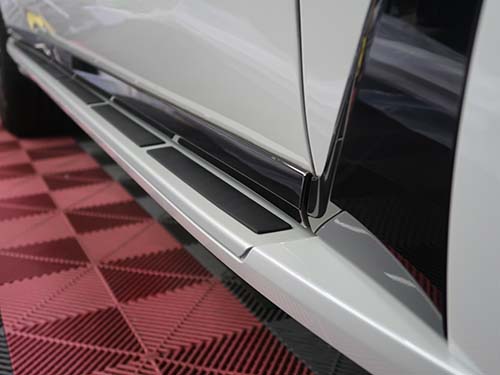 アルミニウムとブラックラバーの組み合わせはX7の堂々としたボディライン