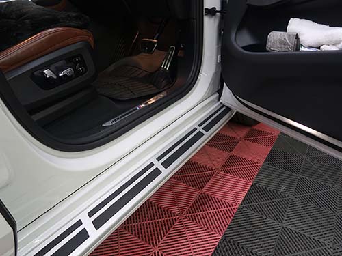 アルミニウムとブラックラバーの組み合わせはX7の堂々としたボディライン