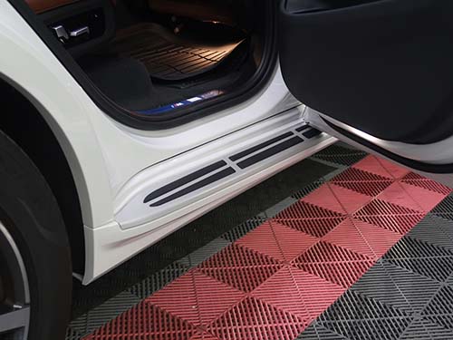 アルミニウムとブラックラバーの組み合わせはX7の堂々としたボディライン