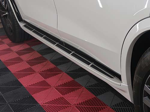 足を乗せるステップ面が純正樹脂ステップに比べて大幅に広く、滑り止めラバーも備わっている