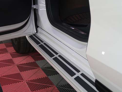 足を乗せるステップ面が純正樹脂ステップに比べて大幅に広く、滑り止めラバーも備わっている