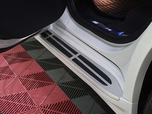 足を乗せるステップ面が純正樹脂ステップに比べて大幅に広く、滑り止めラバーも備わっている