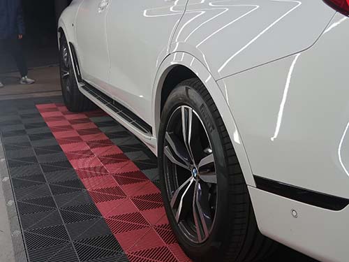 足を乗せるステップ面が純正樹脂ステップに比べて大幅に広く、滑り止めラバーも備わっている