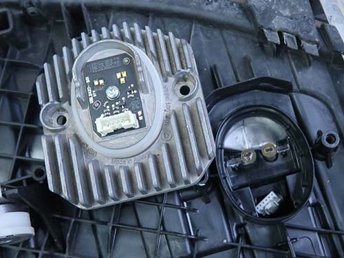 デイライト不良の原因は、LEDモジュールの発熱によるアクリル導光部の焼損・溶解