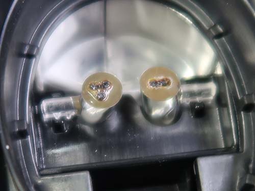 デイライト不良の原因は、LEDモジュールの発熱によるアクリル導光部の焼損・溶解