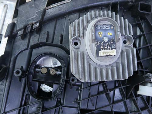 デイライト不良の原因は、LEDモジュールの発熱によるアクリル導光部の焼損・溶解