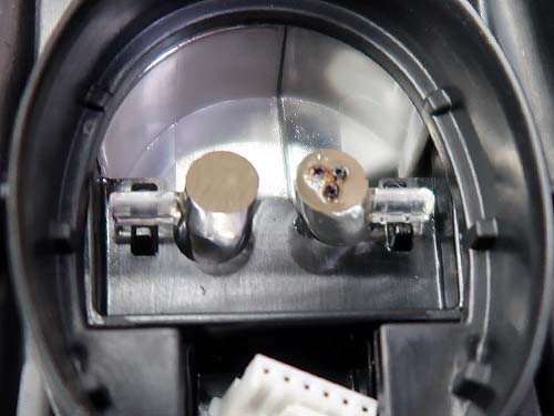 デイライト不良の原因は、LEDモジュールの発熱によるアクリル導光部の焼損・溶解