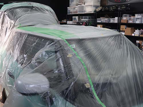 切粉がルーフやガラスに付着しないよう広範囲に養生