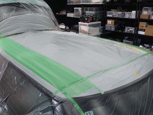 切粉がルーフやガラスに付着しないよう広範囲に養生