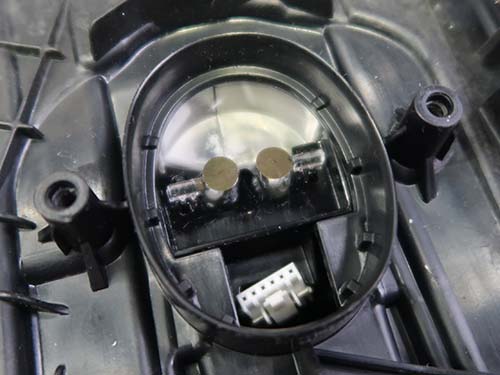 導光部のダメージを丁寧に削り落とし、仕上げに表面を平滑・光沢のある面へ再生