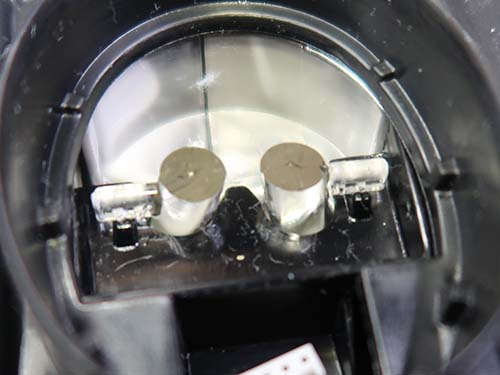 導光部のダメージを丁寧に削り落とし、仕上げに表面を平滑・光沢のある面へ再生