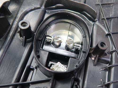 導光部のダメージを丁寧に削り落とし、仕上げに表面を平滑・光沢のある面へ再生