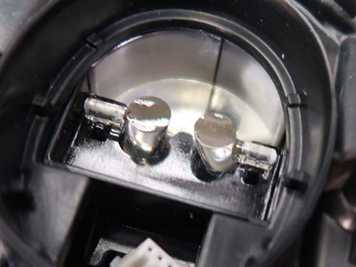 導光部のダメージを丁寧に削り落とし、仕上げに表面を平滑・光沢のある面へ再生