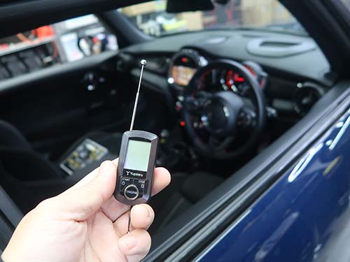 リモコンのスタートボタン操作により、車両側でイモビライザーやCAN通信を認識しエンジンが始動