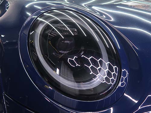 ヘッドライトを保護するプロテクションフィルム