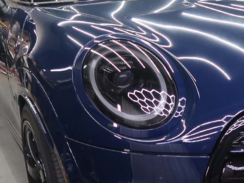 ヘッドライトを保護するプロテクションフィルム