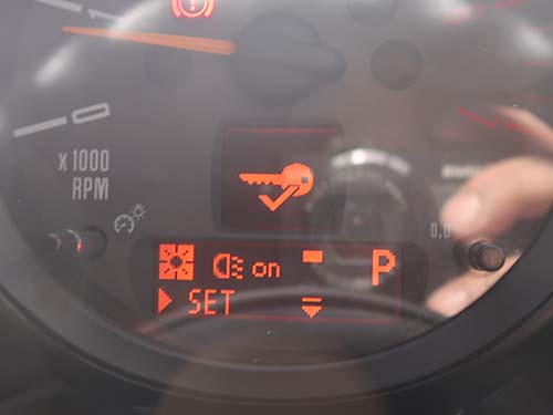 メーターパネル内に デイライトON／OFFメニューを追加