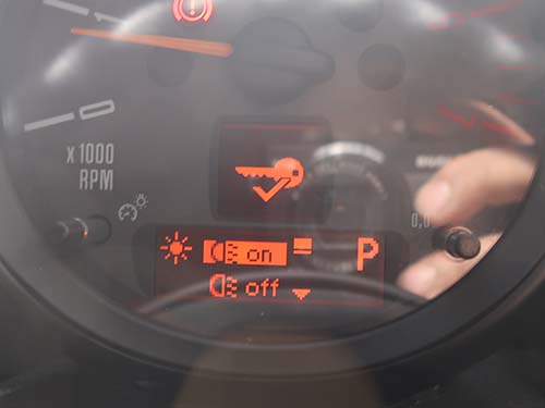 メーターパネル内に デイライトON／OFFメニューを追加