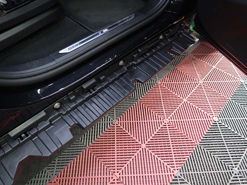 ステップ内側に装着されるサイドシルサポートが大型化