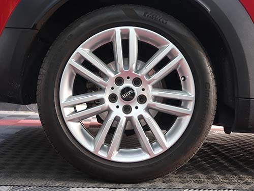 ホイール脱着に伴う裏側まで含めたホイール洗浄