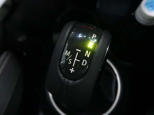 自動でバックカメラ映像へ切り替わるよう設定