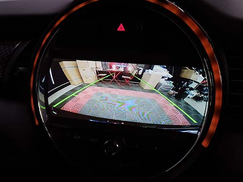 自動でバックカメラ映像へ切り替わるよう設定