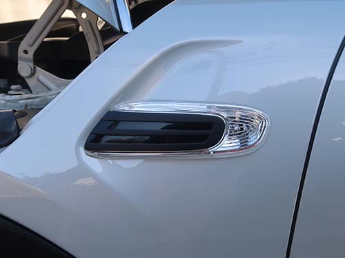 前期およびLCIモデルのサイドフラッシャーは電球仕様