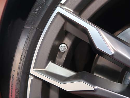 アルミホイールへBMW純正空気圧センサー(RDC)を装着