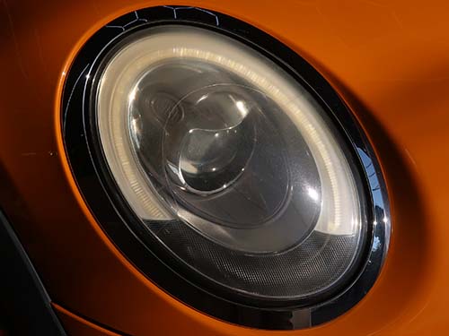 ヘッドライトは紫外線による黄ばみ・くすみ が進行