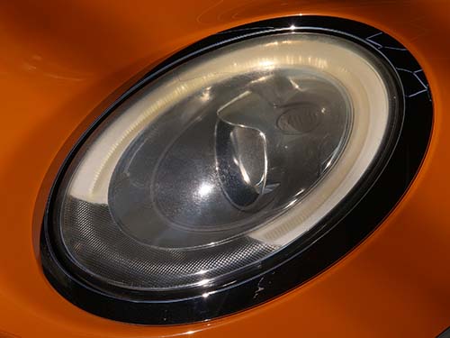ヘッドライトは紫外線による黄ばみ・くすみ が進行
