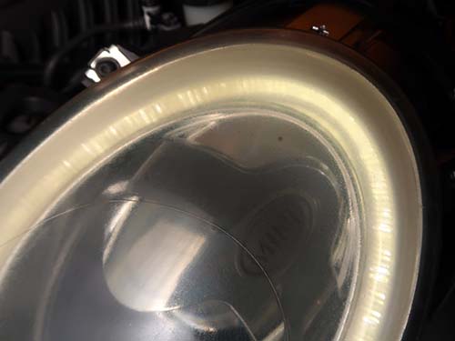 ヘッドライトは紫外線による黄ばみ・くすみ が進行