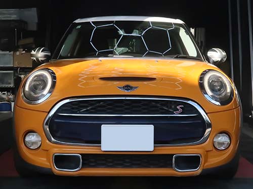 フロントバンパー中央のトリムカバーは、経年劣化により ブラックが紺色に退色 しやすい部位