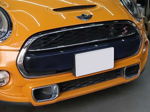 フロントバンパー中央のトリムカバーは、経年劣化により ブラックが紺色に退色 しやすい部位