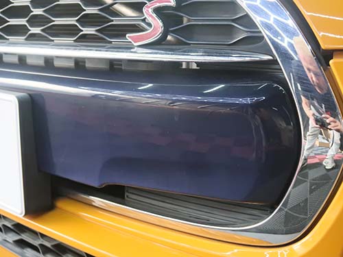 フロントバンパー中央のトリムカバーは、経年劣化により ブラックが紺色に退色 しやすい部位