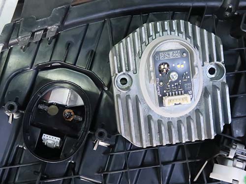 導光用アクリルが溶け、茶色く焼損して発光を妨げている状態