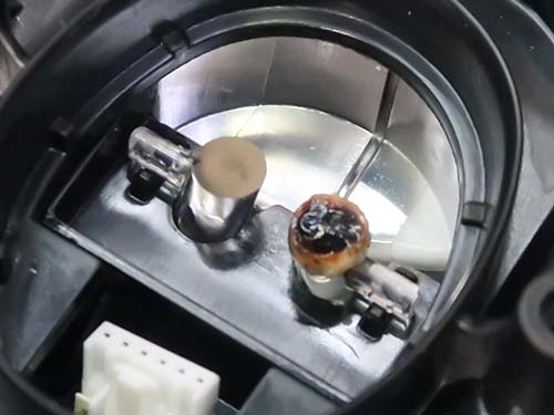 導光用アクリルが溶け、茶色く焼損して発光を妨げている状態