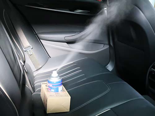 車内に設置した空間浄化スプレーを噴射