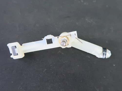 ギアセレクタースイッチボックス内部の金属バネが金属疲労により破損