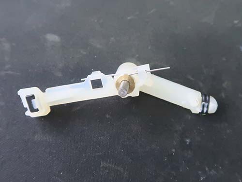 破損している金属バネのみを交換