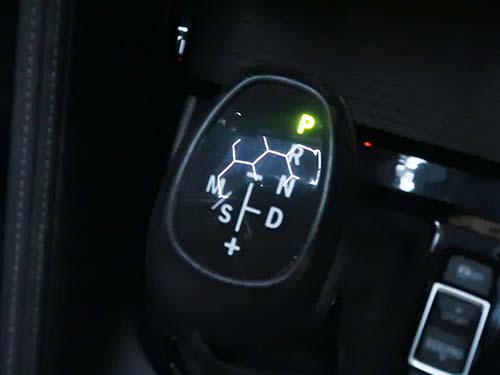 シフトレバーは【P】ポジションに入っているにも関わらず、車両側が 「Pに入っていない」 と誤認識してしまう