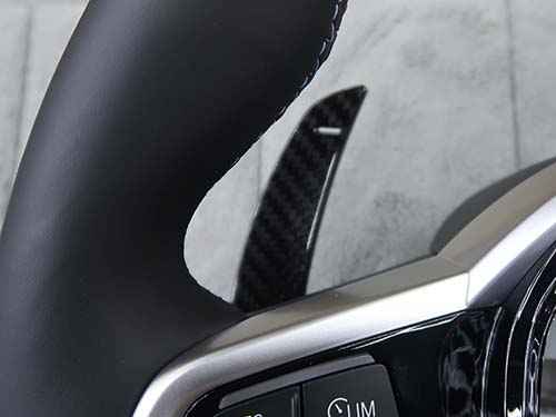 カーボン素材を採用したモデル