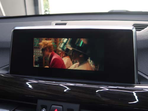 走行中でもナビゲーション操作が可能となり、同時に純正機能の映像表示制限も解除