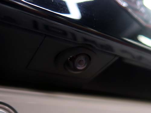 バックカメラは、駐車時や狭い場所での後退を大きくサポートする実用的な装備