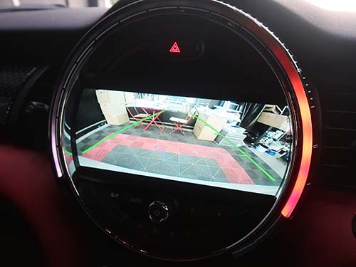 映像は a/tack製AVインターフェース(AT-VEM418P) を介して純正モニターへ表示